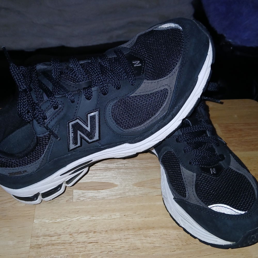 New Balance Men's Black and Gray Athletic Sneakers with White Midsole